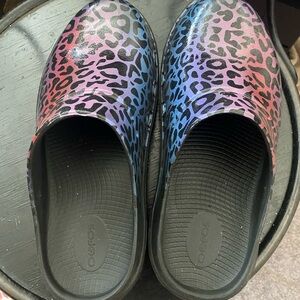OOFOS Women's Slip-On Mules with Rainbow Leopard Print